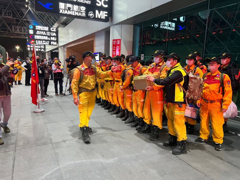 ▲救援土耳其強震，台灣第一梯次先派出40人救援隊伍及3隻搜救犬。(圖／北市府提供)