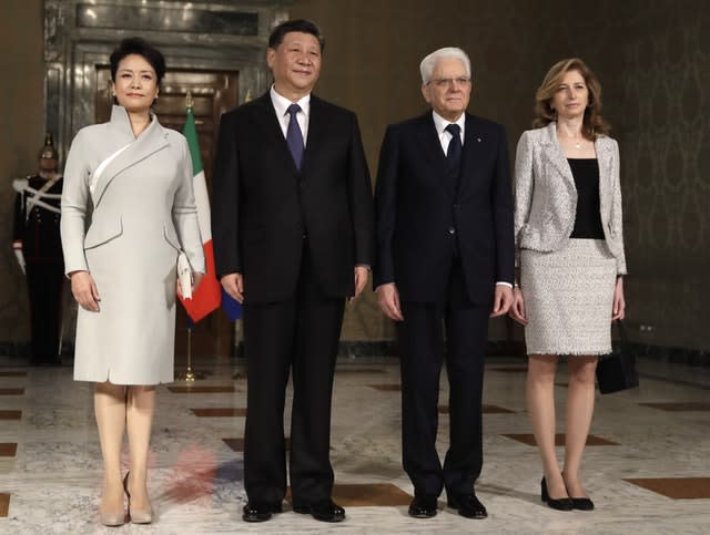 Xi Jinping and his wife Peng Liyuan pose for a photo with Italian President Sergio Mattarella and his daughter Laura