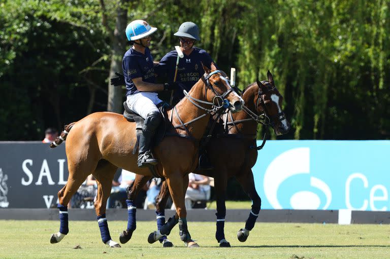 Todo es alegría en La Dolfina, también en el Abierto de Tortugas; Adolfo Cambiaso se abraza con Gonzalo Ferrari, el suplente de 22 años que ingresó por Pelón Stirling en el sexto chukker.