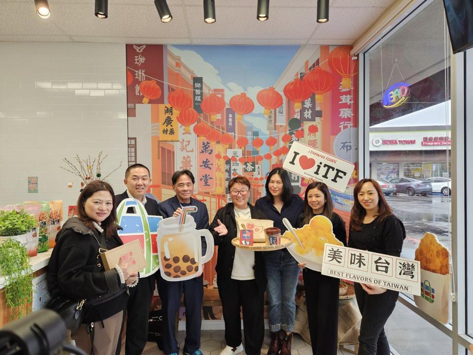 iTaiwan Foods羅蘭崗分店店長彭文馨(右一）以及旅美網紅Choyce（右三）等人都齊聲支持，積極推廣台灣品牌，共同致力於將台灣美食文化帶向國際舞台。（記者張庭瑜/攝影）