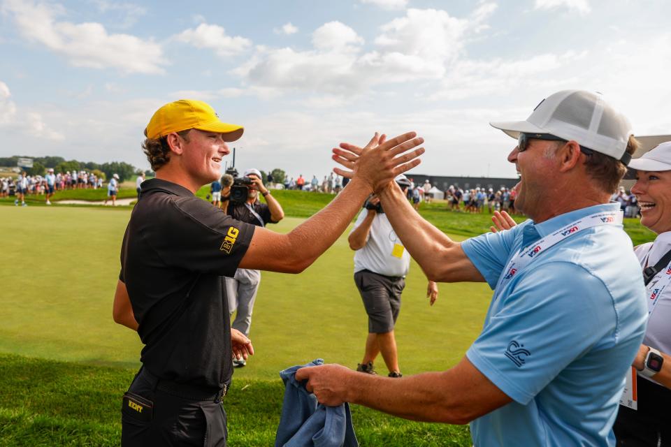 Noah Kent celebra con su padre después de ganar su partido durante las semifinales del US Amateur 2024 en el Hazeltine National Golf Club en Chaska, Minnesota, el sábado 17 de agosto de 2024. (Chris Keane/USGA)