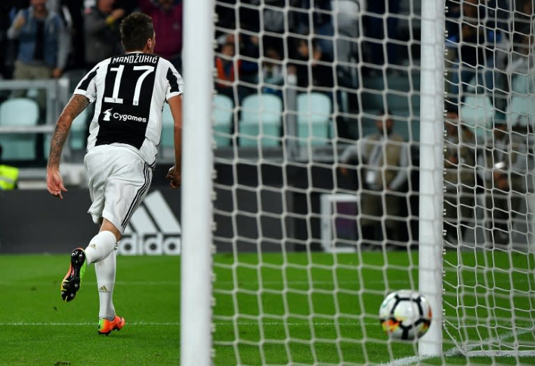 Juventus's forward Mario Mandzukic scores during the Italian Serie A football match against Fiorentina on September 20, 2017 at Allianz stadium