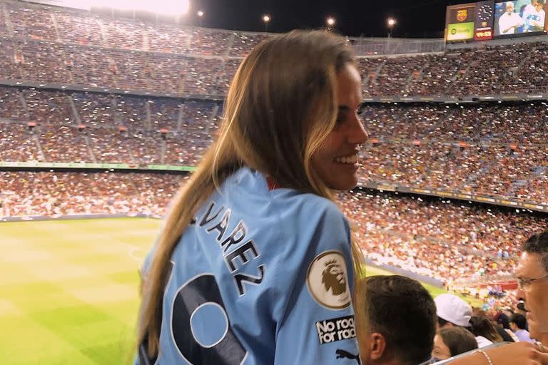 María Emilia Ferrero, la novia de Julián Álvarez, lo acompañó a Sevilla para su partido de Champions Leangue