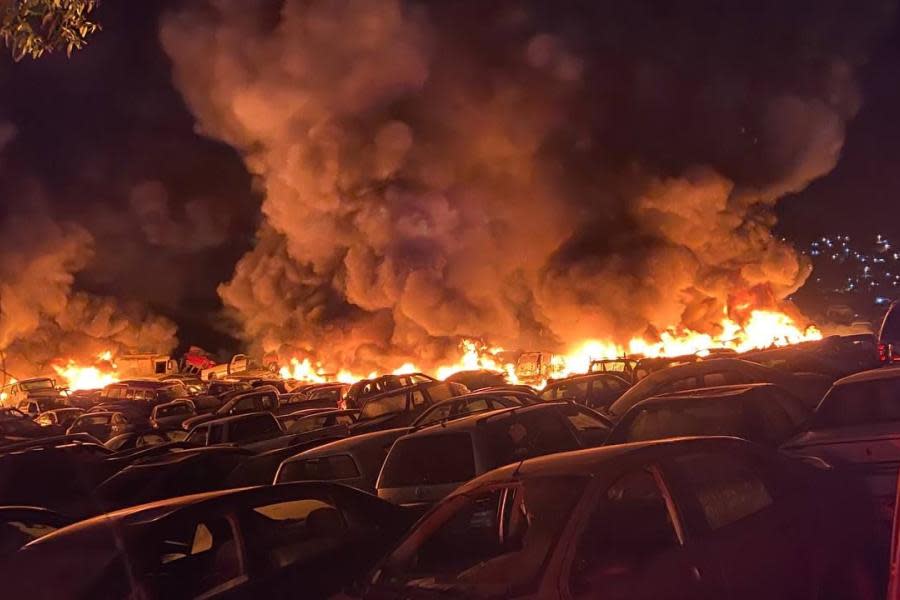 120 carros se queman tras incendio en corralón municipal de Tijuana 