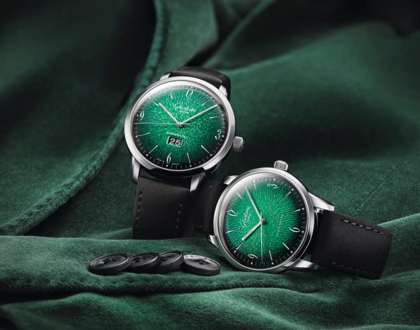 <p>Wer der deutschen Wirtschaft helfen möchte, darf zu diesem Modell für 6300 beziehungsweise 7800 Euro greifen, denn die beiden Uhren wurden von Glashütte Original in Sachsen hergestellt. Der Retro-Look besticht durch das elegante Grün, das durch einen Safirglasboden hervorgerufen wird. Es gibt eine Version mit 39 Millimetern Durchmesser und ein etwas breiteres mit 42 Millimetern. Letzteres verfügt zudem über ein Panoramadatum. (Foto: Glashütte Original) </p>