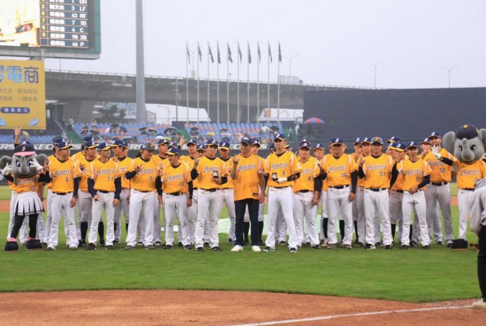 中華職棒例行賽昨日在台中洲際棒球場開打，由去年冠軍台中地主隊中信兄弟迎戰樂天桃猿。（記者陳金龍攝）