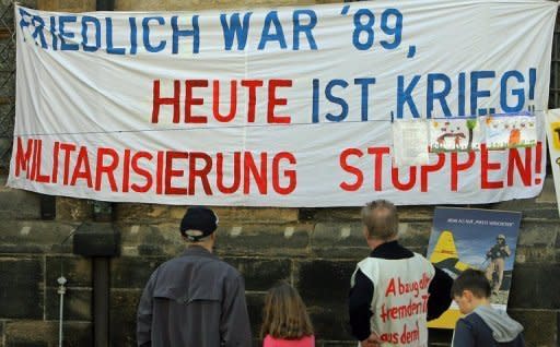 Mit einer Kampagne gegen Kampfdrohnen wollen Ostermarsch-Aktivisten in diesem Jahr besonders viele Friedensdemonstranten mobilisieren. Das Archivbild zeigt eine Demo im Jahre 2009