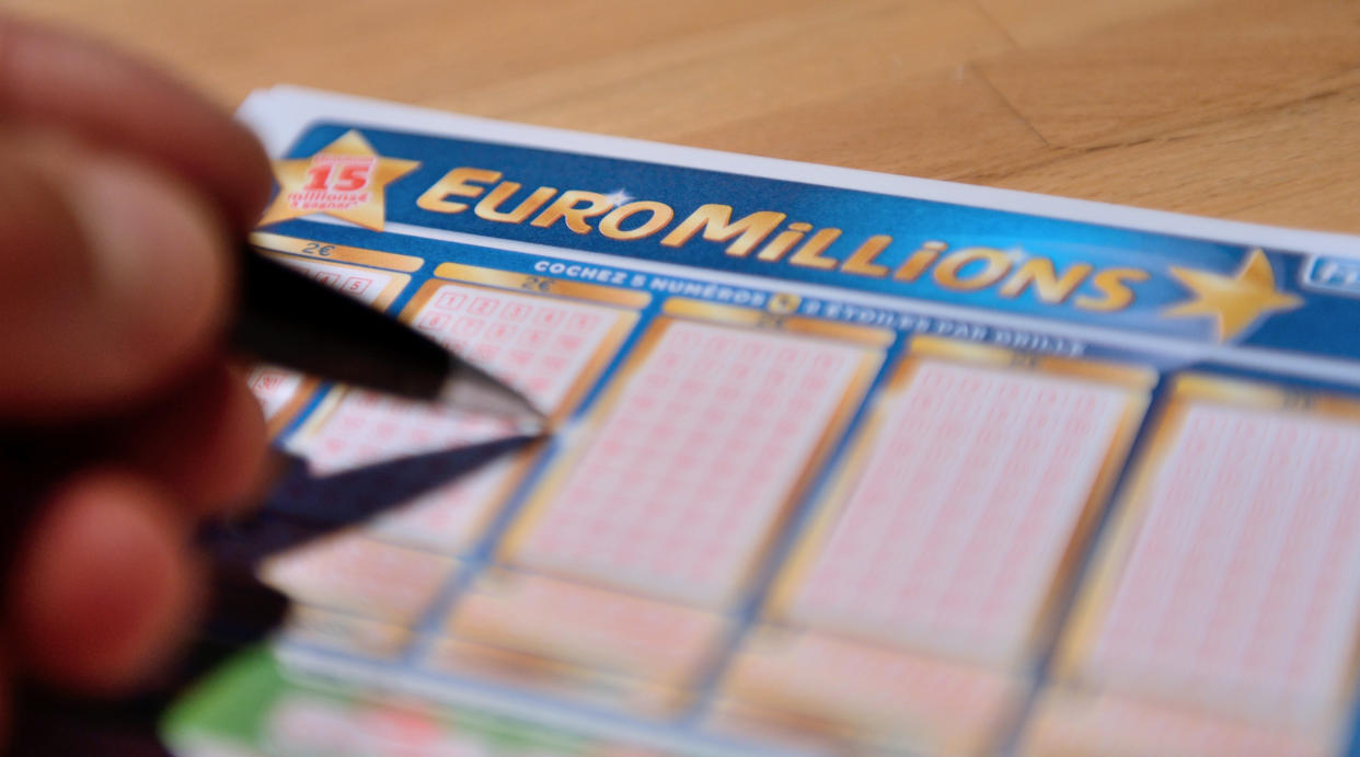 Ce mardi 24 septembre, le tirage de l'EuroMillions pourrait bien faire gagner 190 millions d'euros à un chanceux. Une telle somme peut donner envie à de nouvelles personnes de se lancer dans ce jeu d'argent.