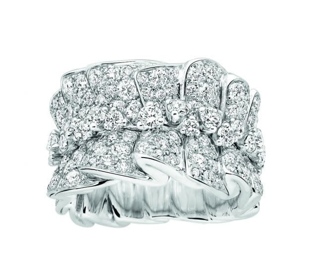 The "Bar en Corolle" ring from the "Archi Dior" collection by Dior Joaillerie