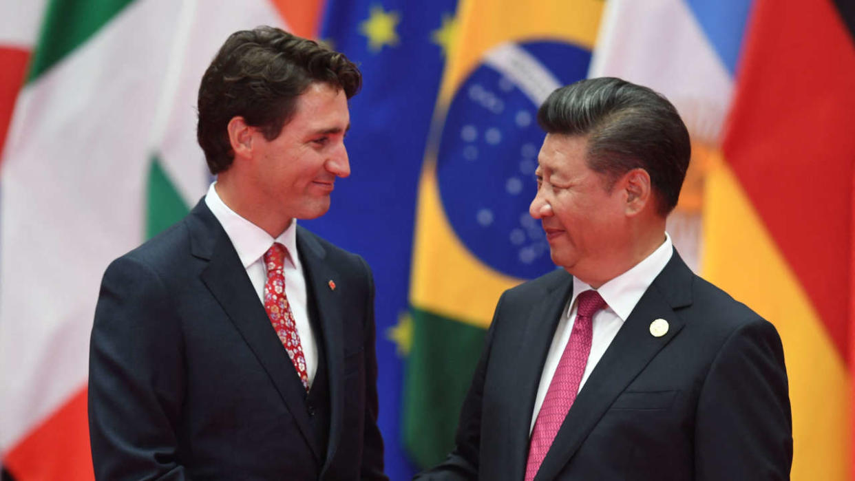 Le Premier ministre canadien Justin Trudeau serre la main du président chinois Xi Jinping (R) avant la photo de famille des dirigeants du G20 à Hangzhou, le 4 septembre 2016. - Les dirigeants du monde entier se réunissent à Hangzhou pour le 11e sommet des dirigeants du G20 du 4 au 5 septembre (photo Greg BAKER / AFP).