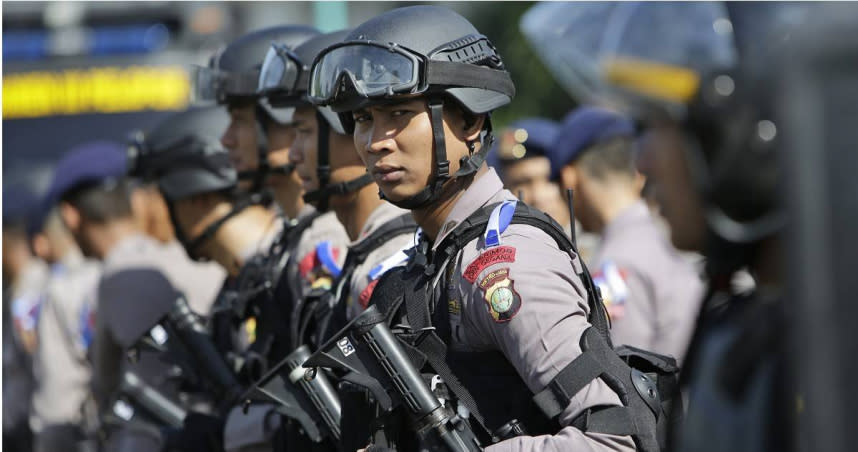 恐怖分子逃獄襲警，印尼移民官員1死4傷。（圖／達志／美聯社，下同）