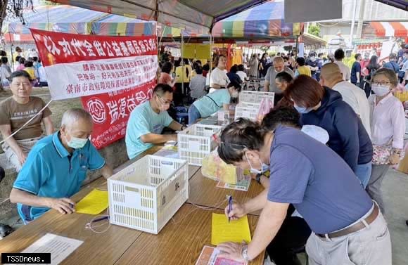 南市各公立納骨塔及公墓推行便民措施，鼓勵民眾響應以功代金及平民安葬政策，聚小愛為大愛。（記者李嘉祥攝）