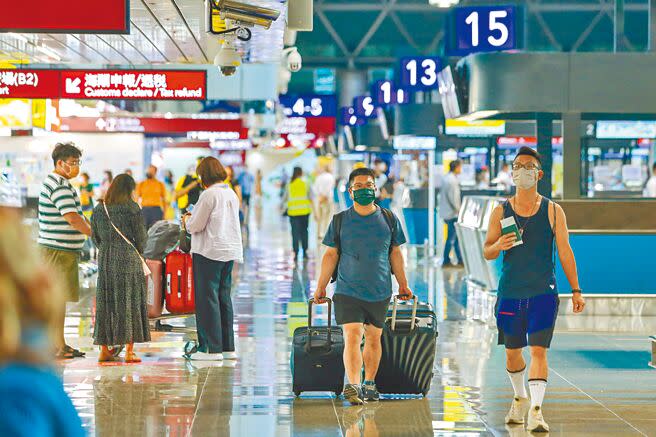 中央流行疫情指揮中心指揮官王必勝證實，已經通過「旅行業辦理出（入）境團體旅客操作指引」，但旅遊業認為，旅遊禁令不解除、邊境不開放，指引只是空談。圖為桃園機場出境旅客。（陳麒全攝）