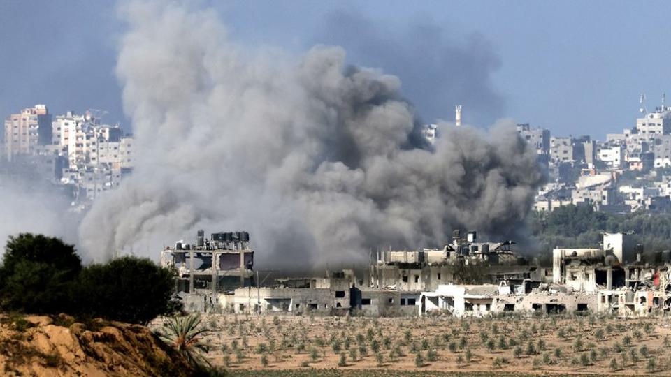 10月30 日，以色列繼續轟炸加沙地帶，建築物冒出濃煙。