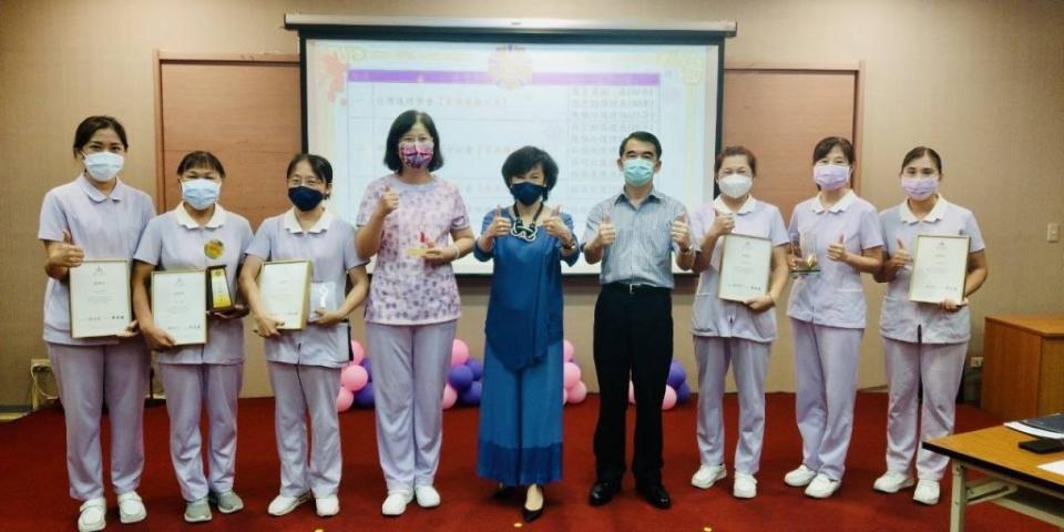 新竹榮家表揚７名優秀護理師，感謝他們於疫情期間對榮民長輩的特別照顧。(記者彭新茹攝)