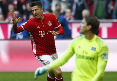 Football Soccer - Bayern Munich v Hamburg SV - German Bundesliga - Allianz Arena, Munich, Germany - 25/02/17 - Bayern Munich's Robert Lewandowski scores goal v Hamburg SV. REUTERS/Michaela Rehle