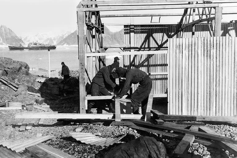 Construcción en Bahía Margarita de la Base Gral. San Martín, la base más austral del mundo al momento en que se fundó, actualmente no lo es, 1951