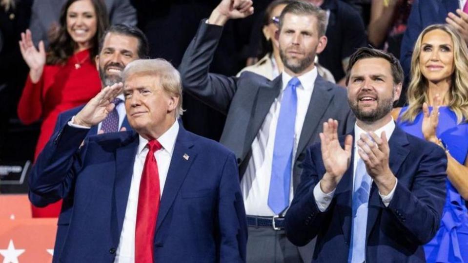 Donald Trump saluda acompañado por sus hijos y JD Vance