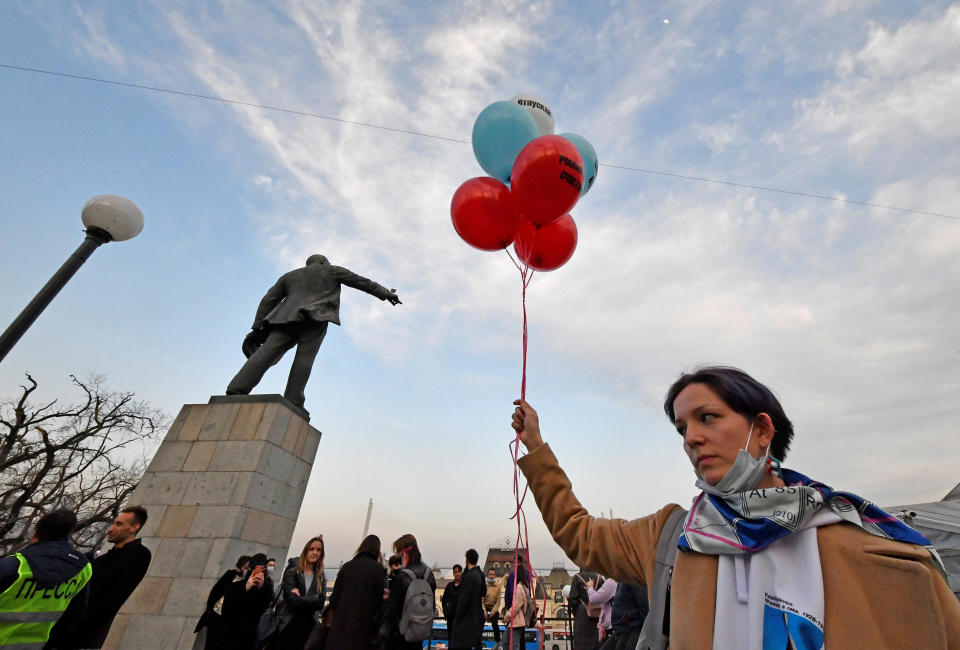 Image: A participant holds balloons during a rally in support of jailed Russian opposition politician Alexei Navalny in Vladivostok (Yuri Maltsev / Reuters)