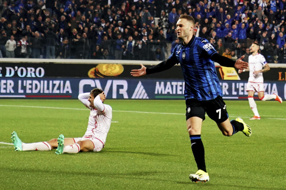 Atalanta's Teun Koopmeiners celebrates after scoring a goal during the Coppa Italia soccer match between Atalanta and Fiorentina at Gewiss Stadium, Wednesday, April 24, 2024, in Bergamo, Italy. (Spada/LaPresse via AP)