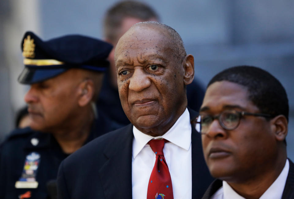 En esta foto del 26 de abril del 2018, Bill Cosby, en el centro, sale del Tribunal del Condado de Montgomery en Norristown, Pennsylvania. Cosby será sentenciado el martes 25 de septiembre tras haber sido hallado culpable de tres cargos de abuso sexual agravado. (AP Foto/Matt Slocum, Archivo)