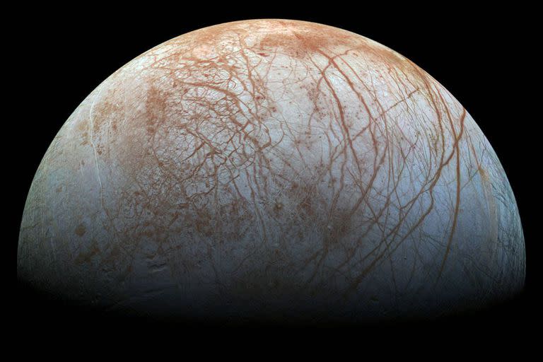 Europa, la luna de Jupiter, muestra fracturas en su superficie que toman forma cúbica