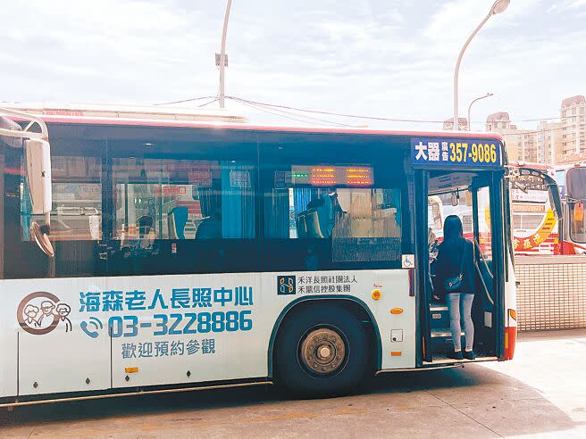 桃園市正在建置綠線捷運，許多區域因施工道路縮減，上下班尖峰時間、車流量大時容易交通壅塞，公車常因此誤點，引起民眾抱怨。圖為民眾搭公車。（陳夢茹攝）