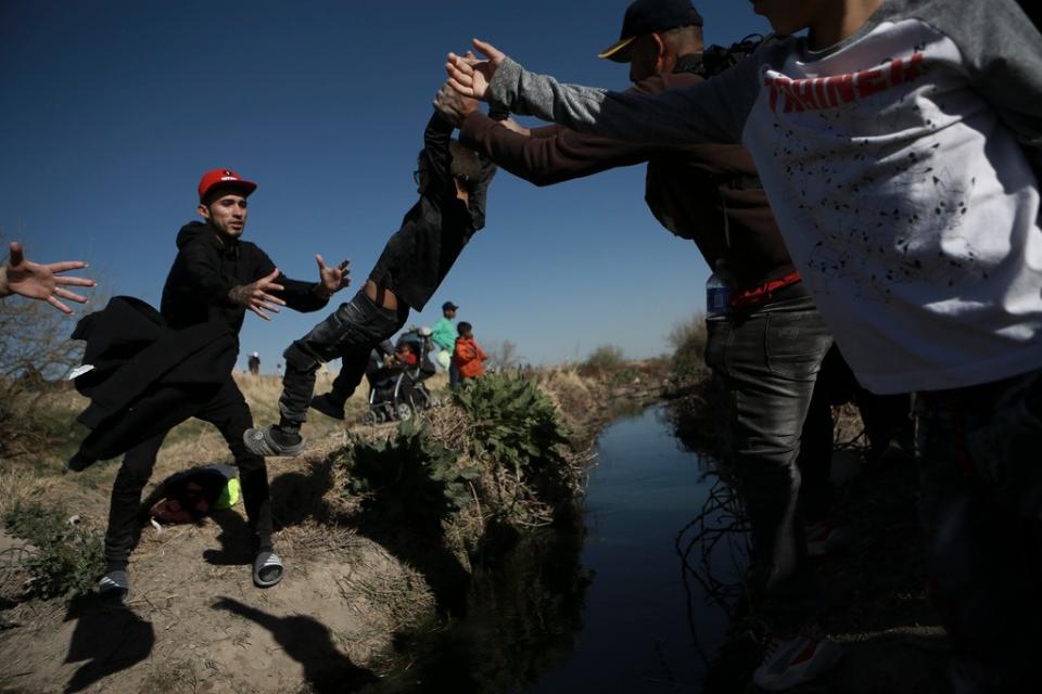 美聯社一系列記錄中南美洲移民為尋求美國庇護，翻山越嶺往美國邊境艱苦前進的照片，獲得普立茲特寫攝影獎。美聯社