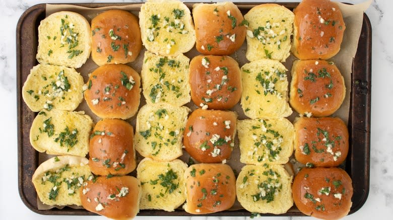 slider buns with garlic and parsley