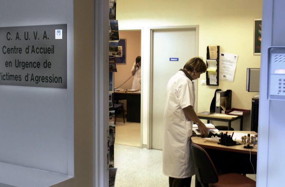 Le 22 octobre 2004, dans les locaux de la CAUVA (centre d'accueil en urgence des victimes d'agression) à Bordeaux (PHOTO D'ILLUSTRATION) - DERRICK CEYRAC / AFP