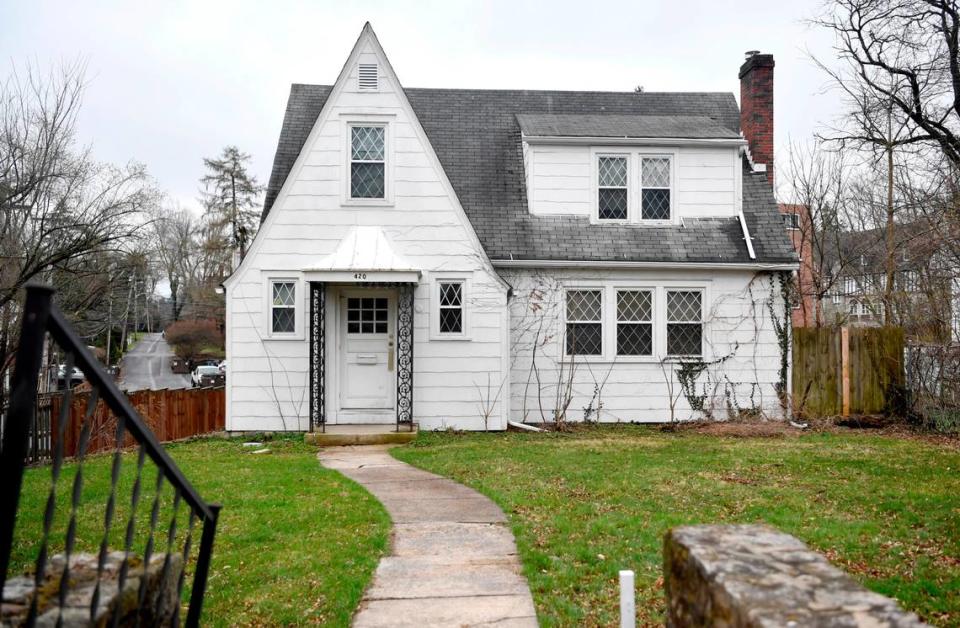 The home at 420 E Foster Avenue in the Holmes-Foster/Highlands Historical District.