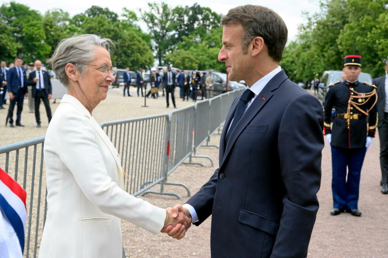 Selon la théorie des six degrés, nous sommes tous à six poignées de main de toute autre personne sur la planète.   - Credit:Jacques Witt/SIPA / SIPA / Jacques Witt/SIPA