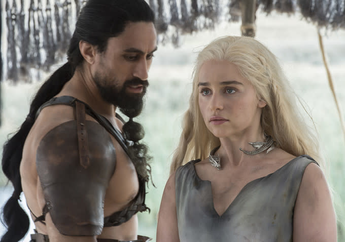 <p>A nova temporada não promete ser fácil para Daenerys (<b>Emilia Clarke</b>), uma das personagens mais queridas pelo público. Muito tempo depois de Kahl Drogo, a mãe dos dragões se vê novamente às voltas com os dothraki.</p>