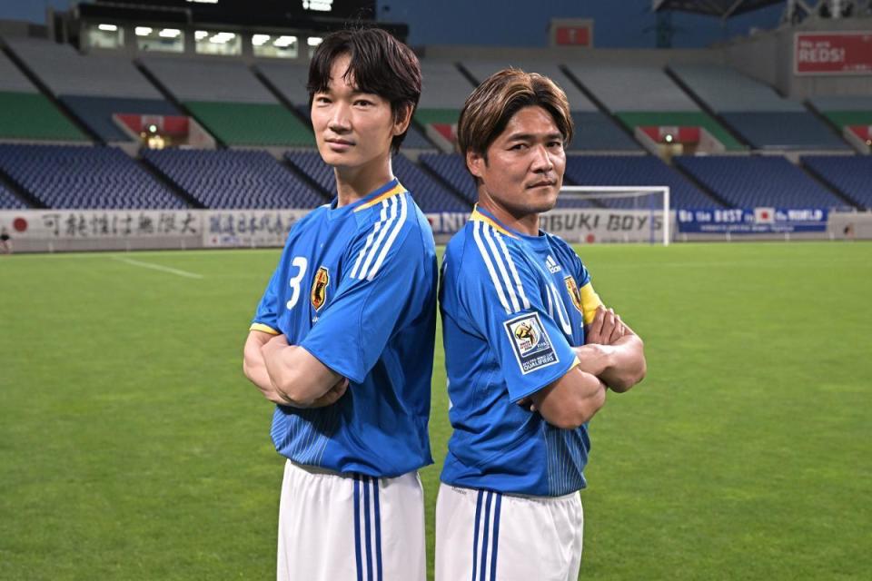 綾野剛（左）接受日本前足球國手大久保嘉人的指導，苦練2個月。（翻攝自《老菜鳥》Twitter）