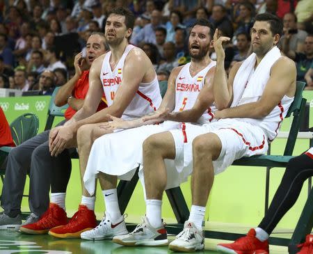 2016 Rio Olympics - Basketball - Semifinal - Men's Semifinal Spain v USA - Carioca Arena 1 - Rio de Janeiro, Brazil - 19/8/2016. Pau Gasol (ESP) of Spain, Rudy Fernandez (ESP) of Spain and Felipe Reyes (ESP) of Spain sit on bench in the fourth quarter. REUTERS/Jim Young