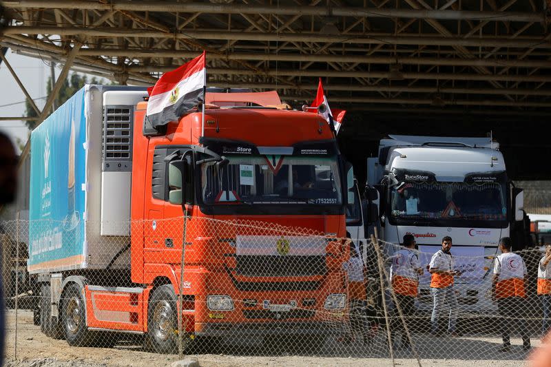 Camiones cargados de ayuda llegan al lado palestino de la frontera con Egipto