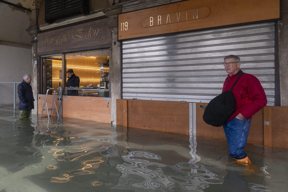 L'Amministrazione comunale di Venezia presenterà richiesta di stato di crisi alla Regione Veneto. Il sindaco Brugnaro: "Tutti i cittadini e le imprese raccolgano materiale utile a dimostrare i danni subiti con fotografie, video, documenti o altro nei prossimi giorni comunicheremo le modalità precise per la richiesta di contributo". Disposta intanto la chiusura delle scuole di Venezia e isole di ogni ordine e grado. (Photo by Stefano Mazzola/Awakening/Getty Images)