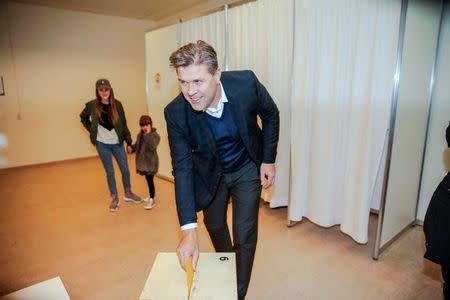 Bjarni Benediktsson of the Independence Party votes during the parliamentary election in Kopavogur, Iceland October 29, 2016. REUTERS/Geirix