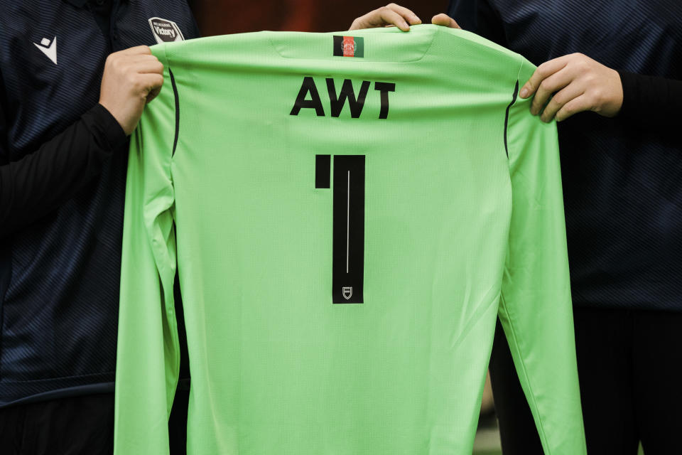 Las jugadoras reciben camisetas con la inscripción "AWT", sigla en inglés de "Selección Femenina de Afganistán", como parte de un club de Melbourne, Australia, el 21 de abril de 2022.  (Gabriela Bhaskar/The New York Times).