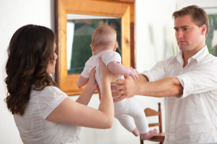 Madres sobreprotectoras, padres que desprotegen - iStockphoto