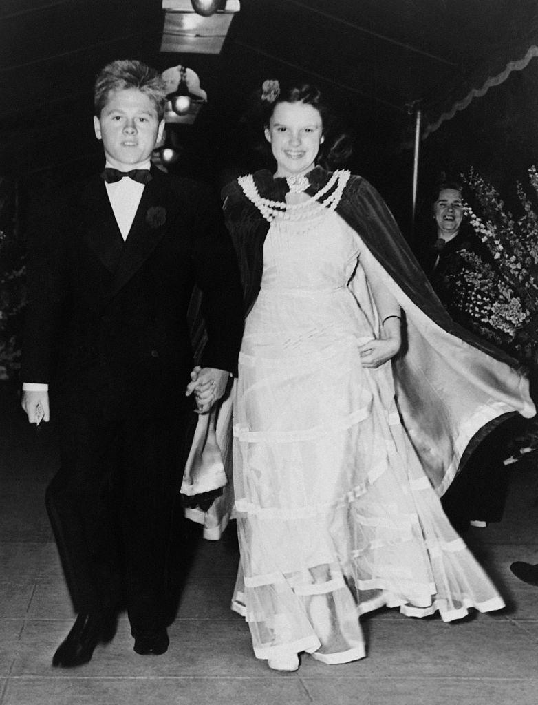 1937: Arriving at a movie premiere