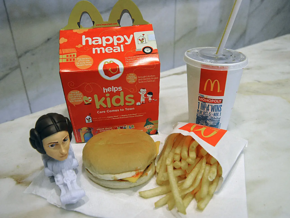 Ein McDonald's Happy Meal mit einem "Star Wars"-Spielzeug. - Copyright: KAREN BLEIER/AFP/Getty Images