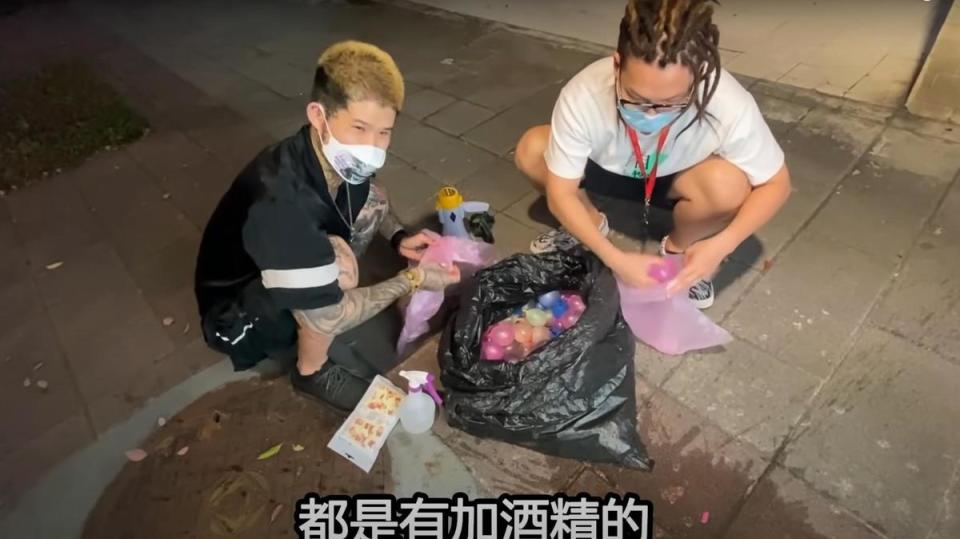 網紅團體「大麻煩」到台北街頭實地走訪，還隨身攜帶自製的「酒精水球」。（翻攝自大麻煩YouTube頻道）