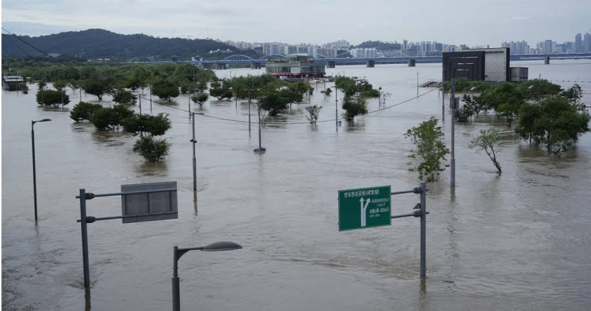 南韓8日降下80年以來最大規模暴雨，至今造成14人死亡。（圖／達志／美聯社）