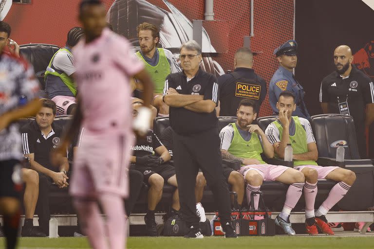 Gerardo Martino y, más atrás, Lionel Messi y Sergio Busquets: tensa calma en el banco de Inter Miami