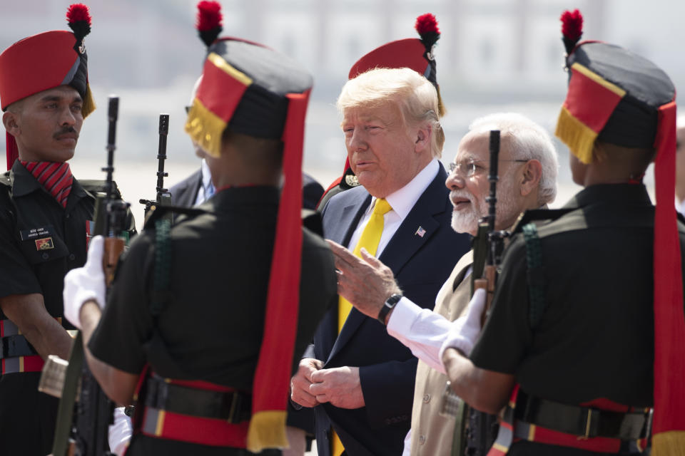 El presidente de Estados Unidos, Donald Trump, es recibido por el primer ministro de India, Narendra Modi, a su llegada al aeropuerto internacional Sardar Vallabhbhai Patel, el lunes 24 de febrero de 2020 en Ahmedabad, India. (AP Foto/Alex Brandon)