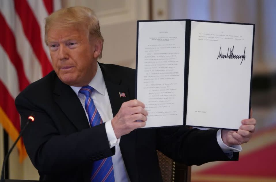 Donald Trump hält eine Executive Order in der Hand, die er im Juni unterschrieben hat. (Bild: Getty)