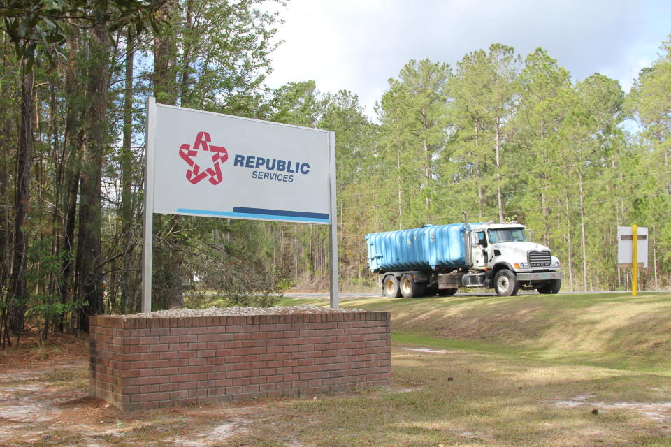 A waste-hauling truck leaves a&nbsp;landfill where Republic Services, the second largest waste management company in the United States, wanted to dump coal ash. (Photo: Georgina Gustin/InsideClimate News)