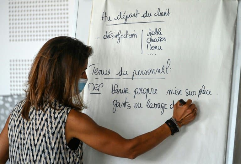 Un enseignant explique les nouvelles règles sanitaires aux étudiants de l'école hotelière 
Georges Frèche à Montpellier, le  2 juin 2020 - Pascal GUYOT © 2019 AFP