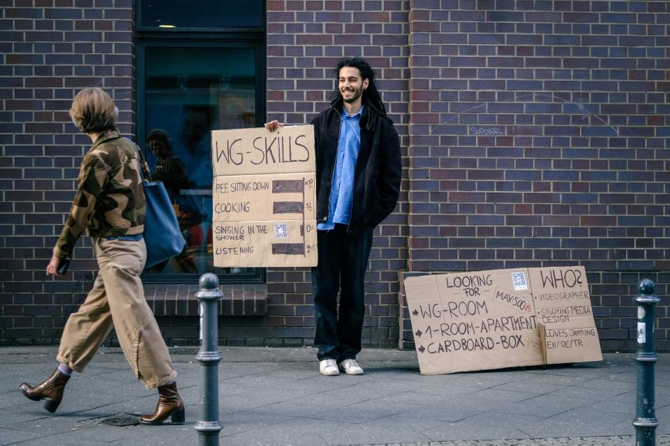 Außergewöhnliche Zeiten erfordern außergewöhnliche Maßnahmen – viele Menschen an der Friedrichstraße reagierten amüsiert auf Cans WG-Skillset. (Übersetzung: Im Sitzen pinkeln: 100 Prozent, Kochen: 92 Prozent, In der Dusche singen: 0 Prozent, Zuhören: 94 Prozent) - Copyright: Lisa Kempke für Business Insider